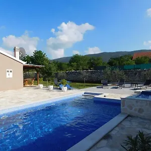 vacation-house-radosic.hotels-in-trogir.com/